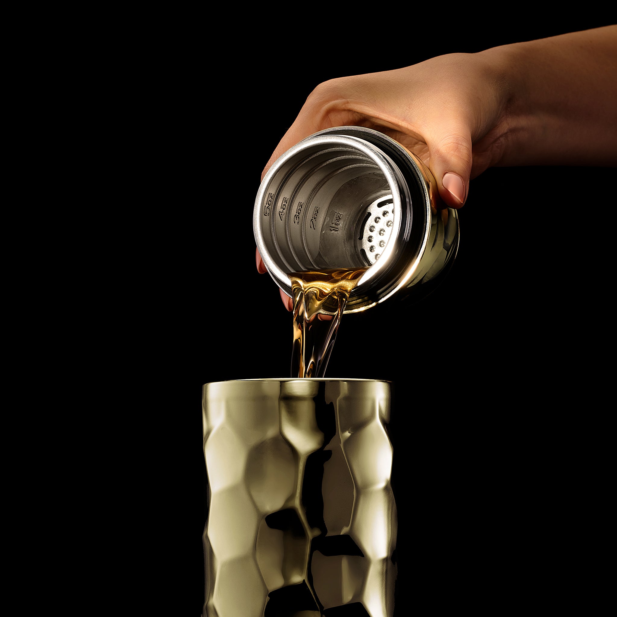 HexClad_CocktailShaker_Gold_BRCS25-GD_110625_CS_04_16x9_779ccec8-6af7-4568-b3ef-ecc7f0c7a801