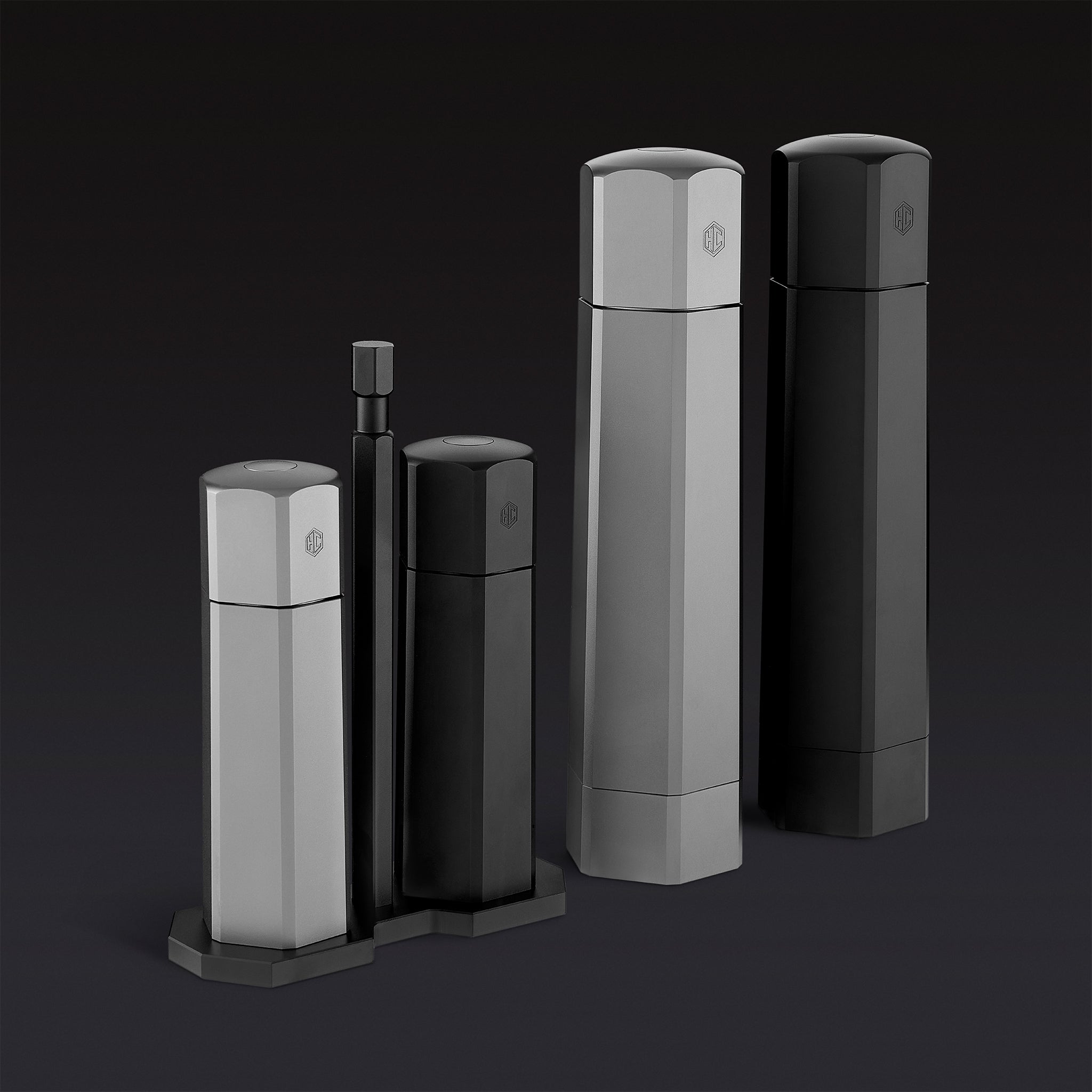 HexClad_HexMills_SaltandPepperSet_KWHM02-ST_TableTopHexMillsV2_KWTM02-ST-V2_Set_Angled_Black_0925