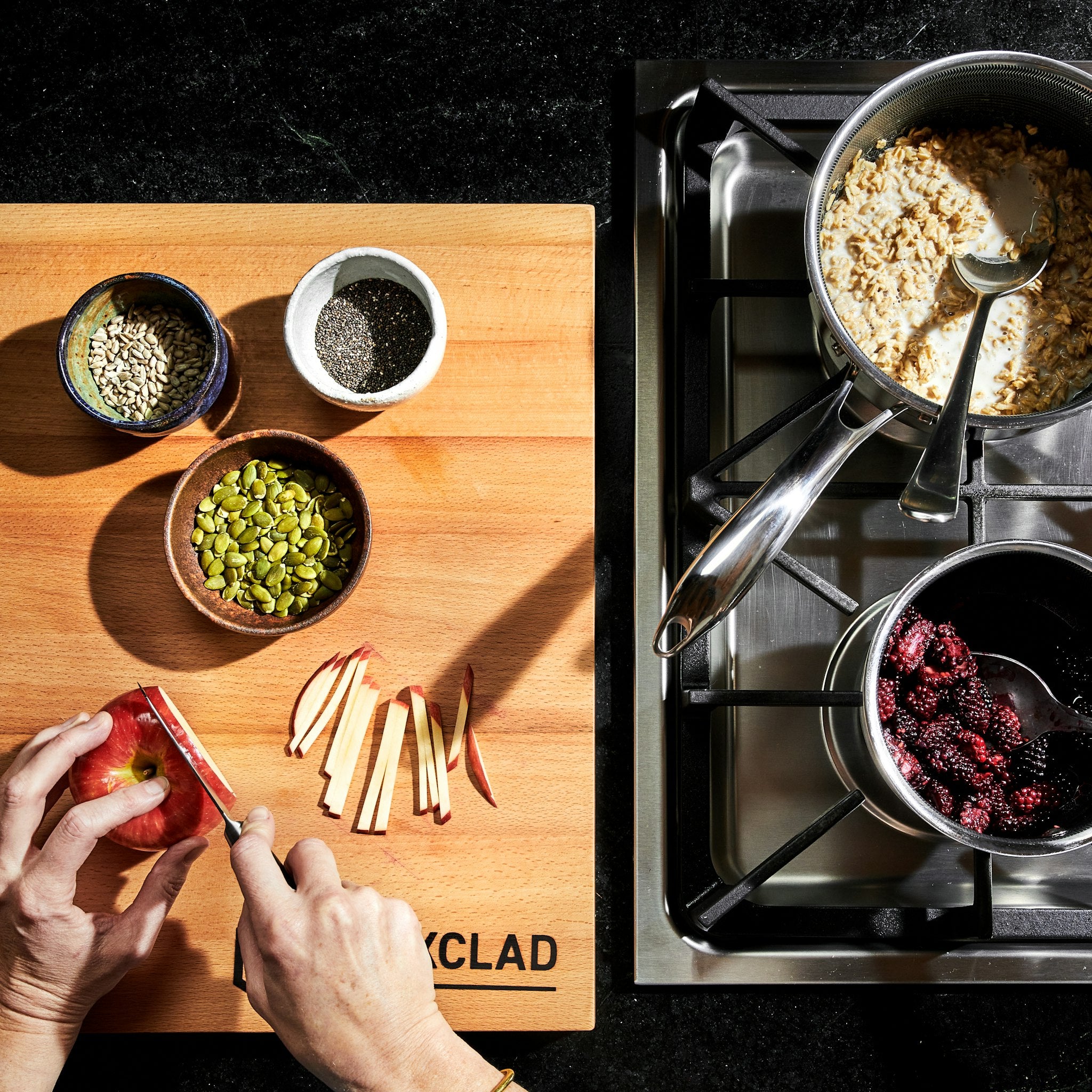 HexClad_Hybrid1QtPot_CWPTLD01-C_AlmondMilkPorridge_041724_KF_02