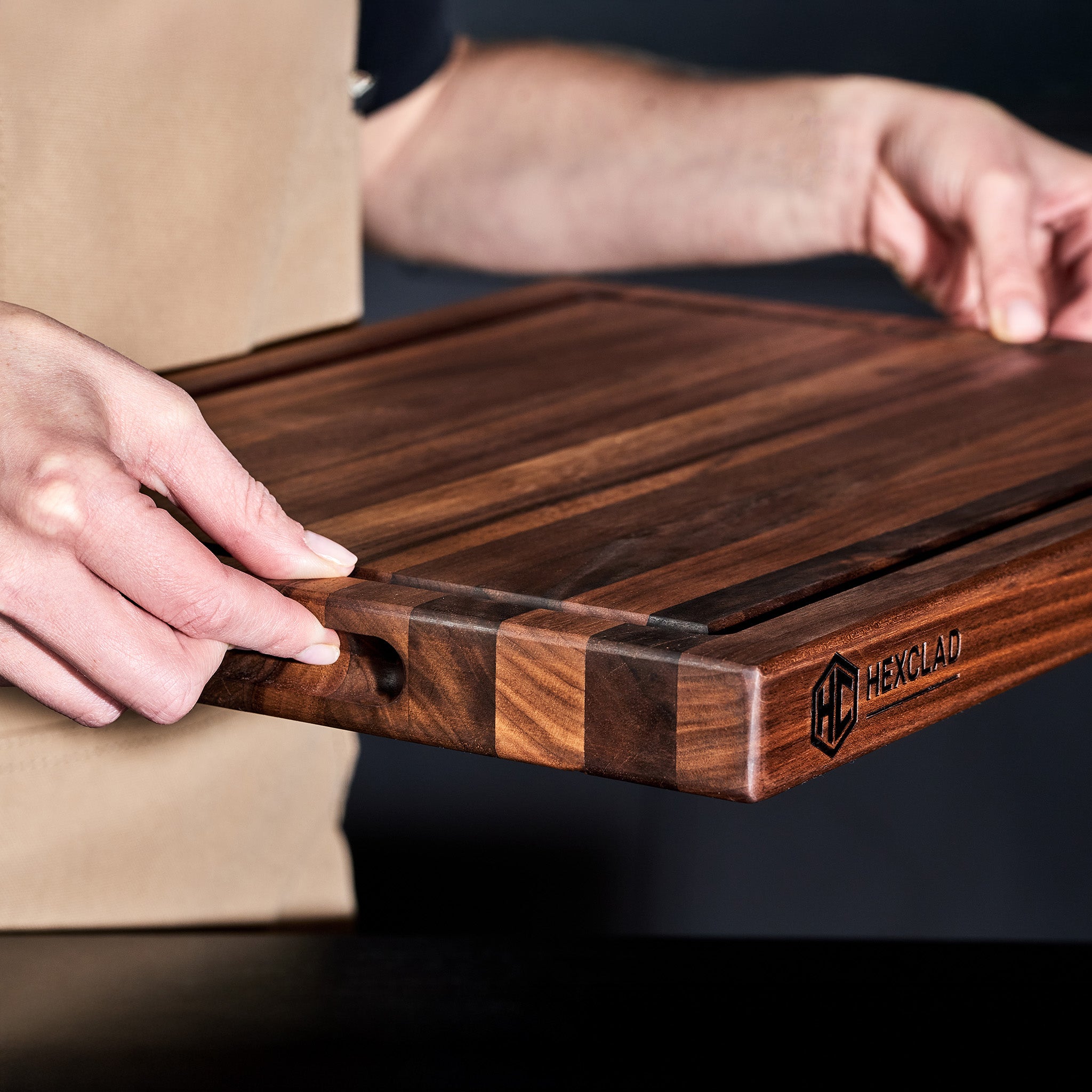 HexClad_MediumWalnutBoardV2_KWWB20-V2_012325_KF_02