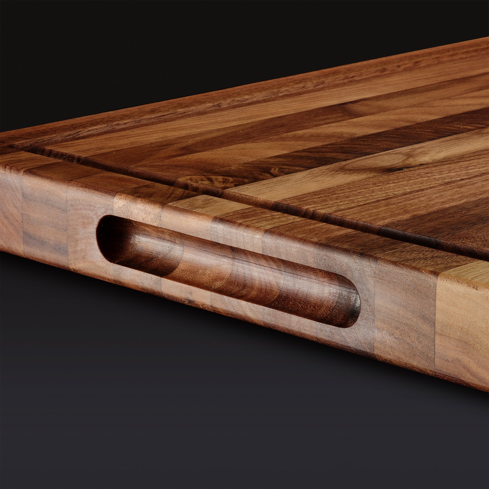 HexClad_MediumWalnutBoardV2_KWWB20-V2_Detail_Handle_Black_0225_AG