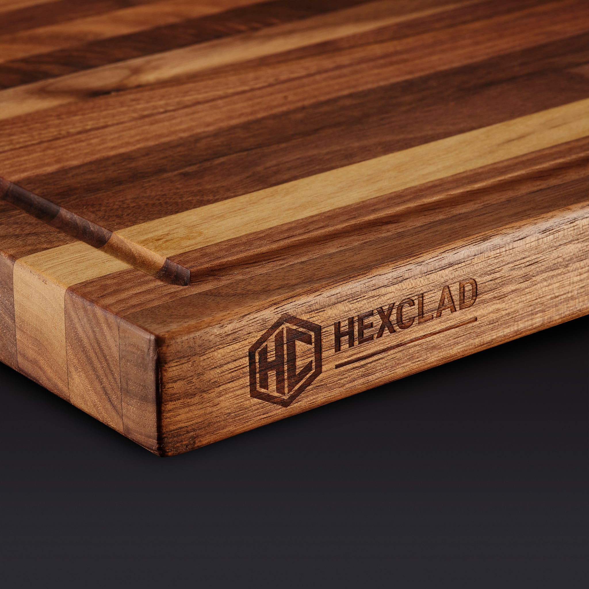 HexClad_MediumWalnutBoardV2_KWWB20-V2_Detail_Handle_Logo_0225_AG